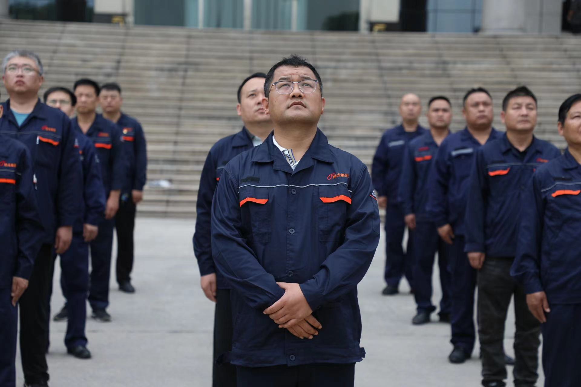 隆重舉行紀(jì)念建黨103周年升旗儀式